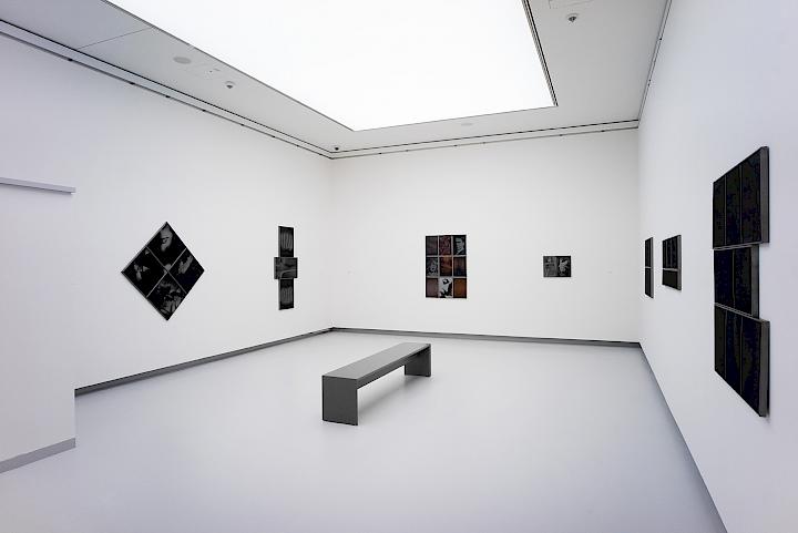 Birgit Jürgenssen. Ich bin. Installationsansicht. Kunsthalle Tübingen, 2018. Foto: Ulrich Metz