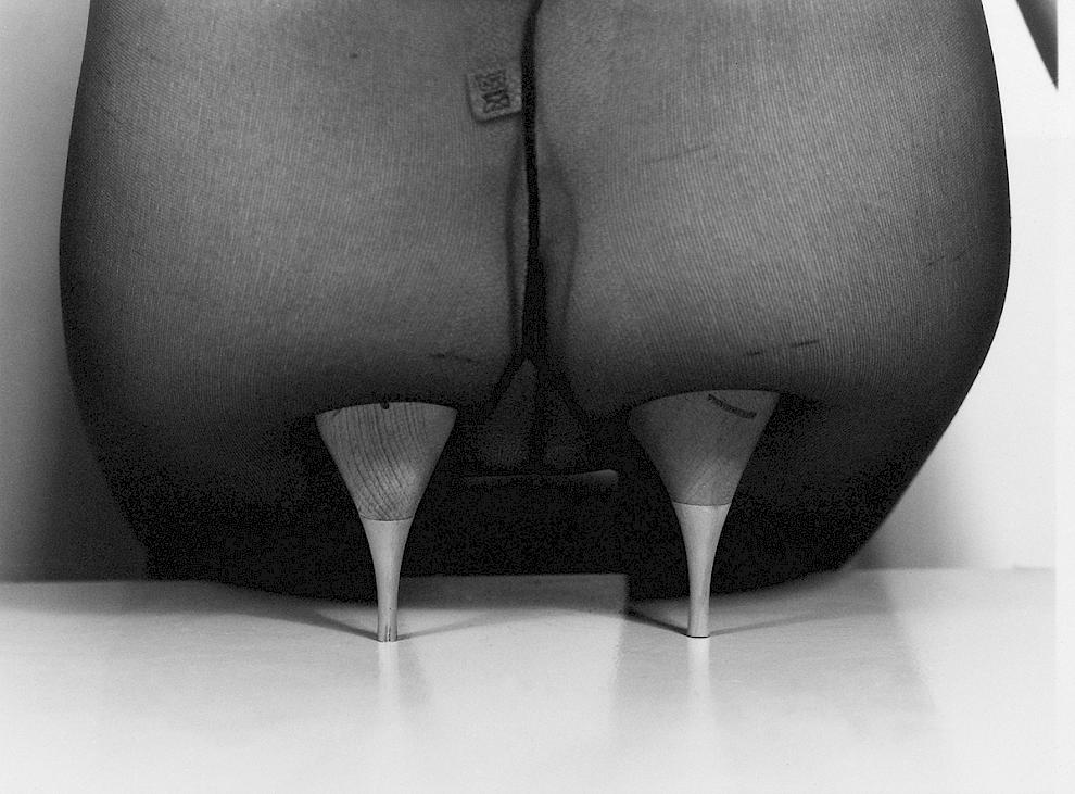 Birgit Jürgenssen, Ballonschuh (1976). S/W Fotografie, 24 x 30,3 cm (Estate Nr. ph1658). Privatsammlung Wien. Foto: Wolfgang Woessner