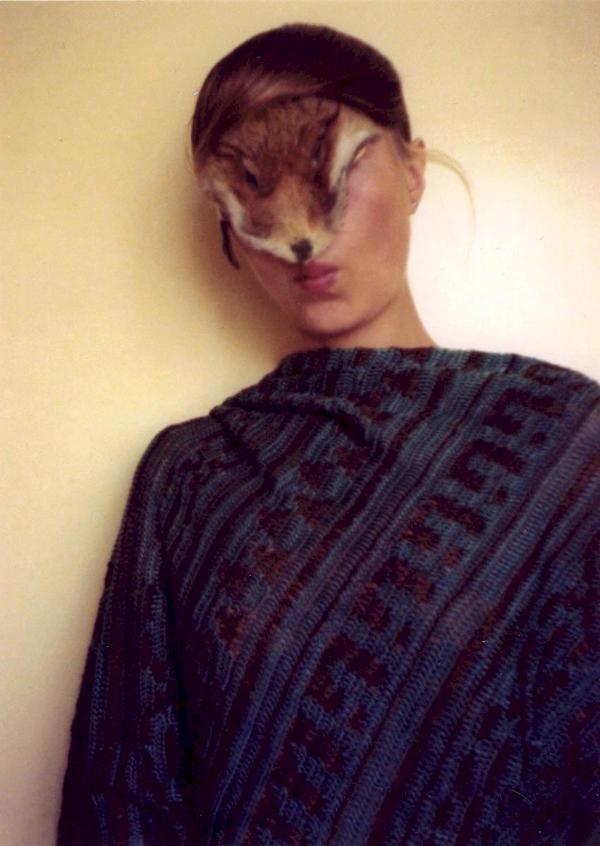 Birgit Jürgenssen, Ohne Titel (Selbst mit Fellchen), 1974/2011 (Estate Nr. ed48). Farbfotografie. 17,7 x 12,6 cm. Foto: Wolfgang Woessner