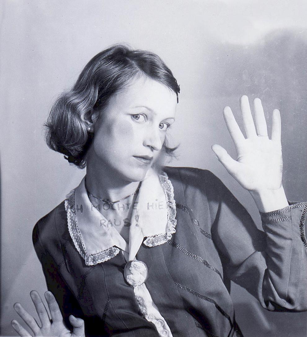 Birgit Jürgenssen, Ich möchte hier raus!, 1976 (Estate Nr. ph17). SAMMLUNG VERBUND, Wien. Photo: pixelstorm