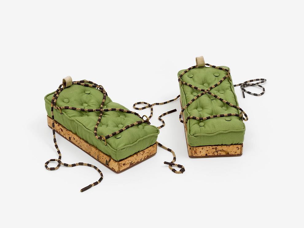 Birgit Jürgenssen, Matratzenschuhe, 1973. Leder, Stoff, je 25 x 12 x 8 cm. Estate Birgit Jürgenssen (s10). Sammlung Tate Modern. Foto: Michael Brzezinski.