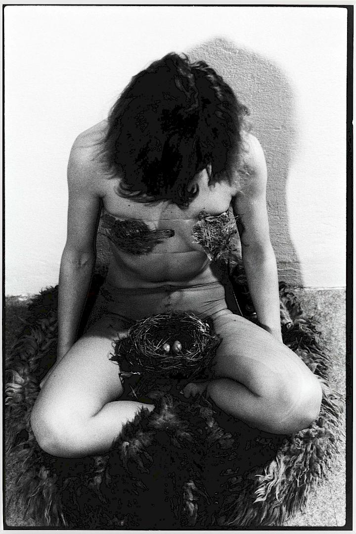 Birgit Jürgenssen, Nest, 1979/2002, Schwarz-Weiß-Photographie auf Bartyapapier, 41,5 x 30,5 cm, Edition 2/20, Vintage Print, Estate Birgit Jürgenssen (ph2807).