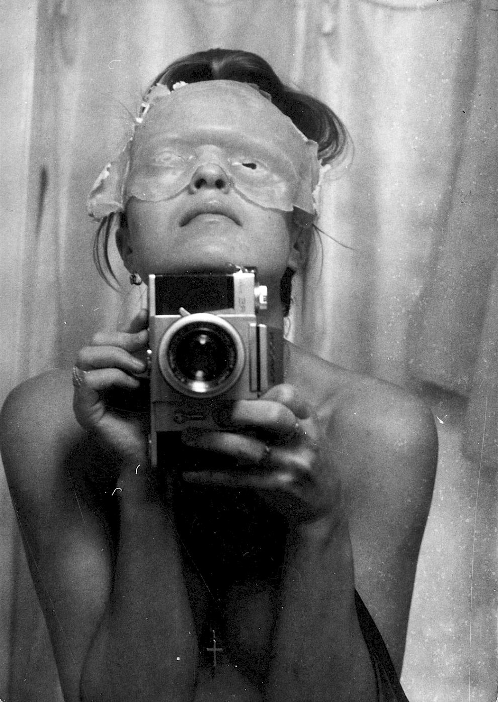 Birgit Jürgenssen, Ohne Titel, 1976, S/w Fotografie, 12,6 x 9,1 cm. Privatsammlung, Wien © Estate Birgit Jürgenssen / Bildrecht Wien 2026; Courtesy Galerie Hubert Winter.
